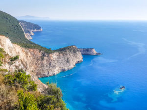 O mar azul turqueza das Ilhas Jônicas